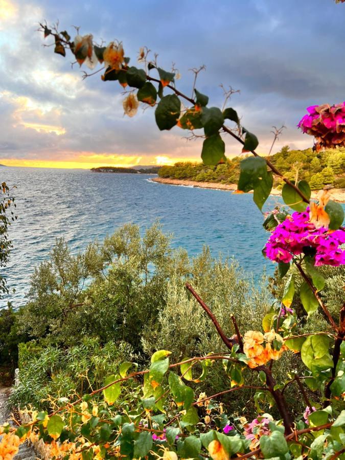 Luxury Beachfront Villa Carlisa Чиово Экстерьер фото