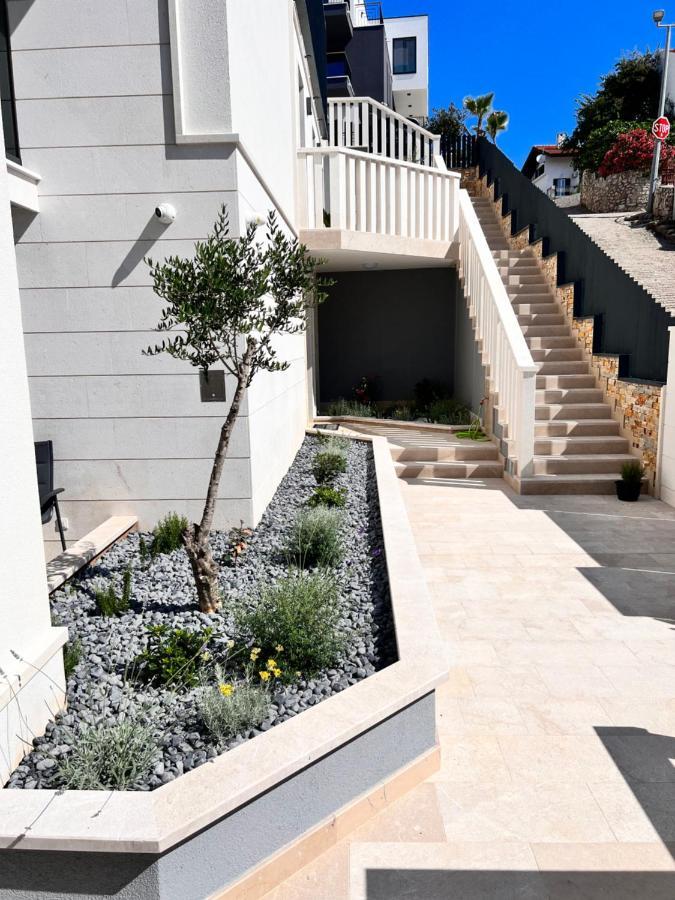 Luxury Beachfront Villa Carlisa Чиово Экстерьер фото