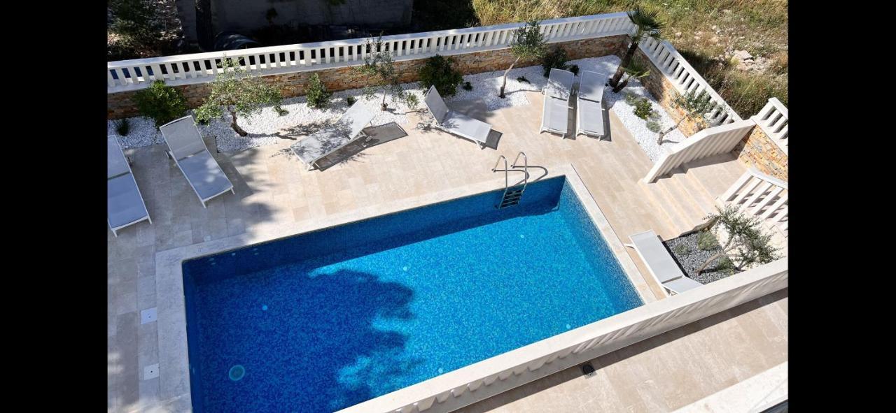 Luxury Beachfront Villa Carlisa Чиово Экстерьер фото