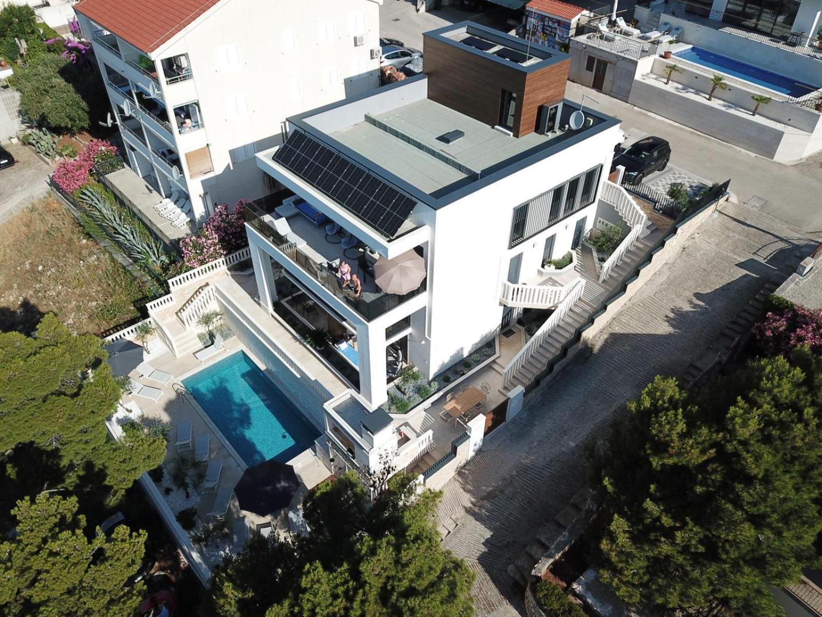 Luxury Beachfront Villa Carlisa Чиово Экстерьер фото