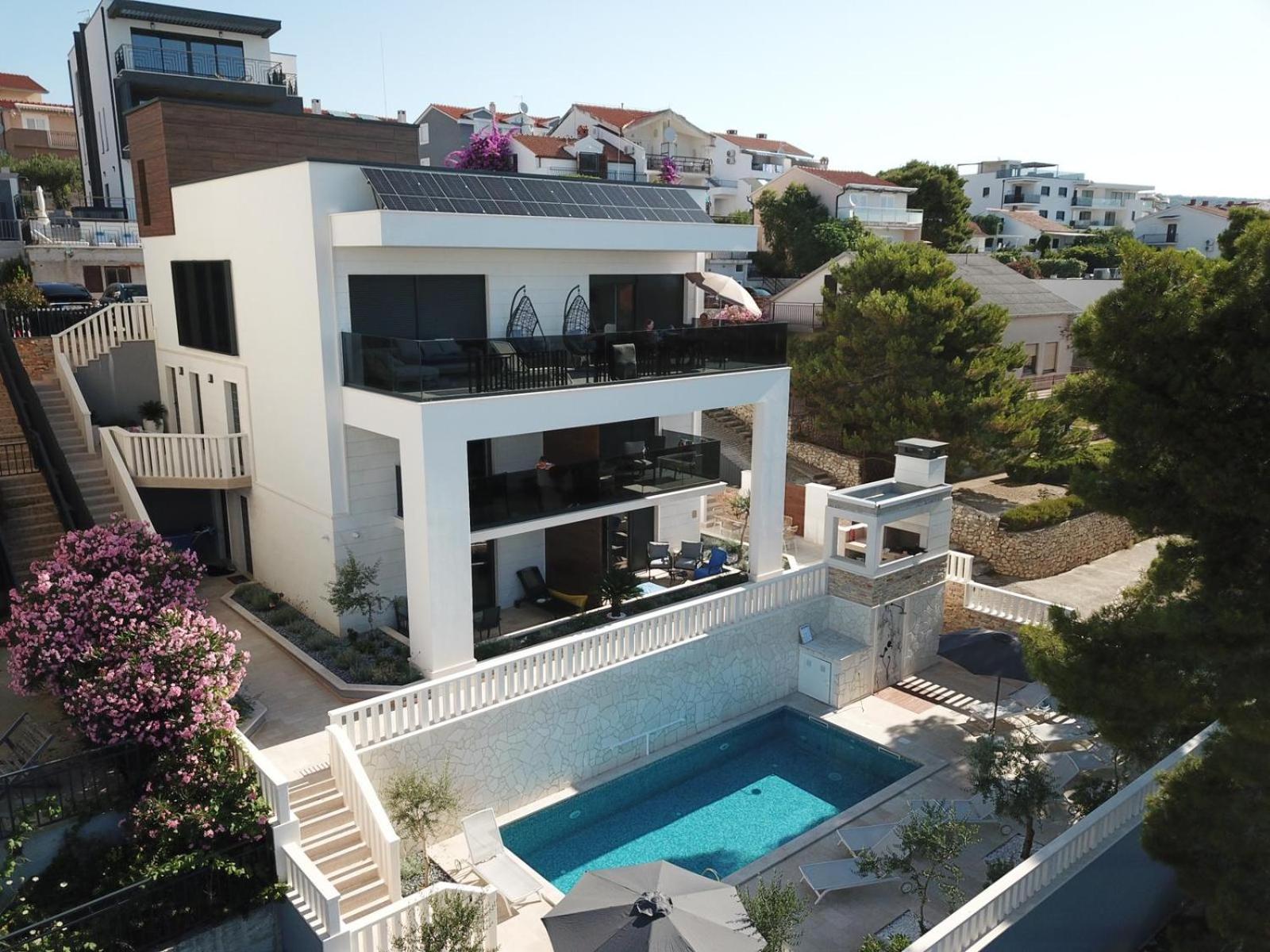 Luxury Beachfront Villa Carlisa Чиово Экстерьер фото
